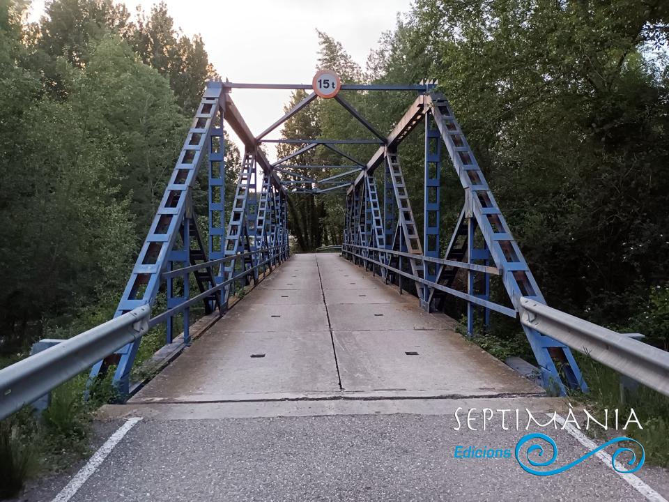 18.5.2024 Pont de ferro per sobre de la Ribera Salada pel qual s'accedeix a Altès.  -  J. Bibià