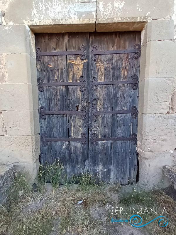 24.5.2024 La porta de Sant Serni presenta el forjat segurament de l'època romànica. Veiem en aquests la representació de caps d'aus.  Torà -  J. Bibià