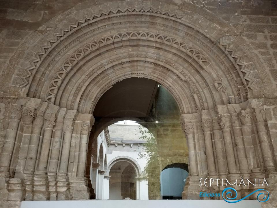 8.7.2024 Altra aspecte de l'actic portal romànic.  Catedral de Solsona. -  Jordi Bibià