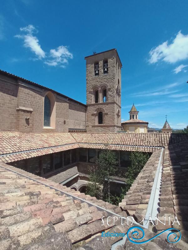 11.7.2024 Vista de la teulada del claustre i de la torre.  Catedral de Solsona. -  J. Bibià