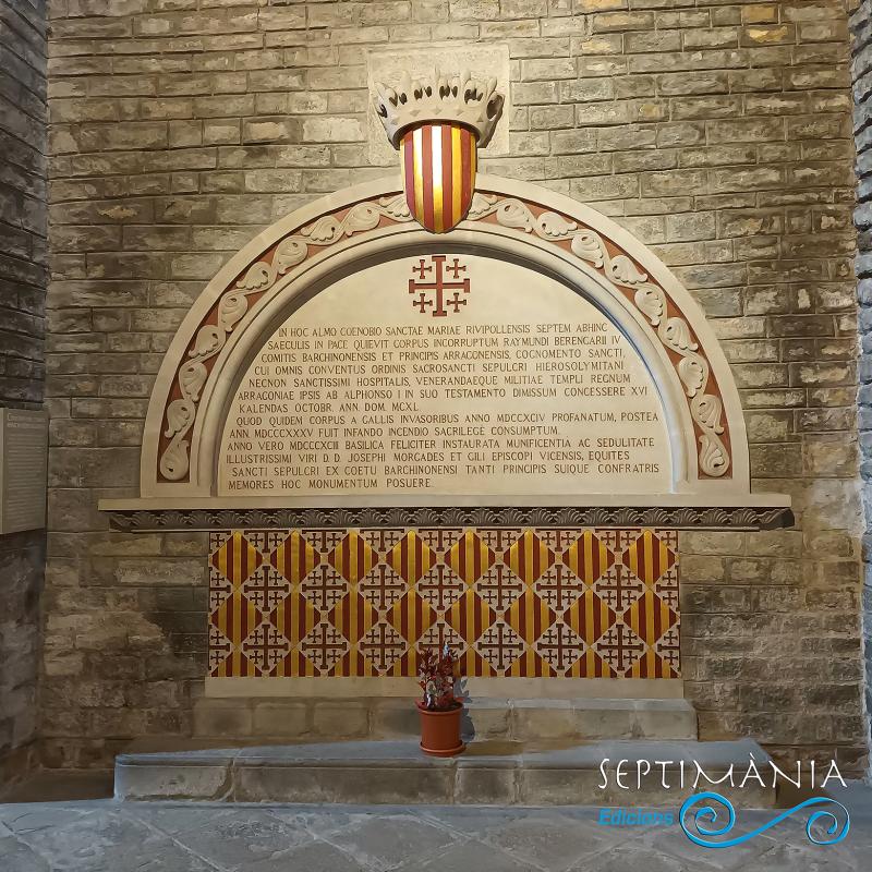 26.7.2024 Creu de l’orde dels Cavallers del Sant Sepulcre alternada amb les quatre barres al cenotafi commemoratiu del comte Ramon Berenguer IV († 1161.  Monestir de Ripoll. -  J. Bibià