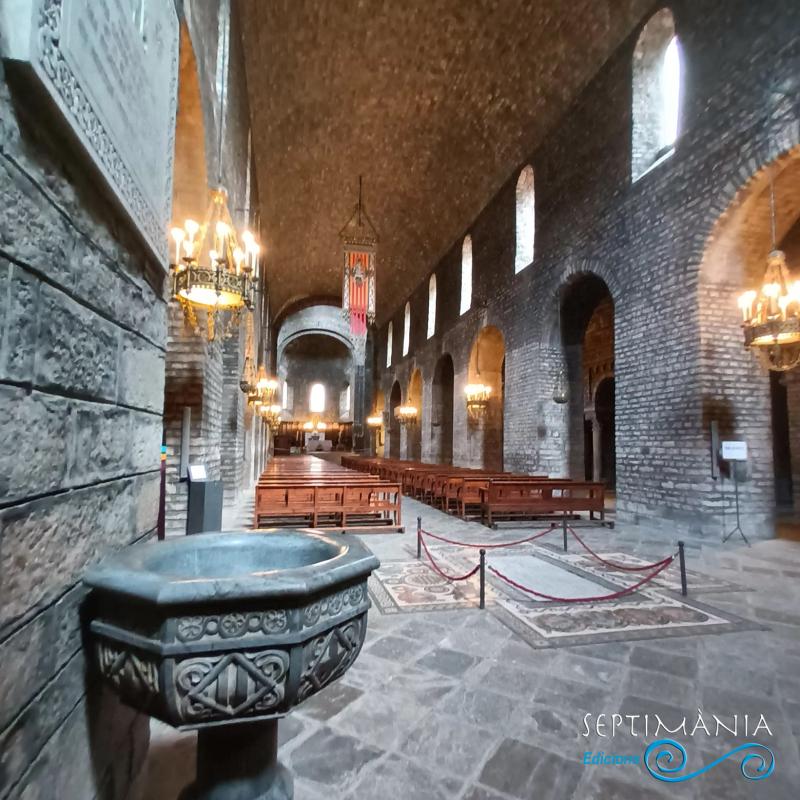 26.7.2024 Interior del temple des de la pica beneïtera.  Ripoll. -  J. Bibià