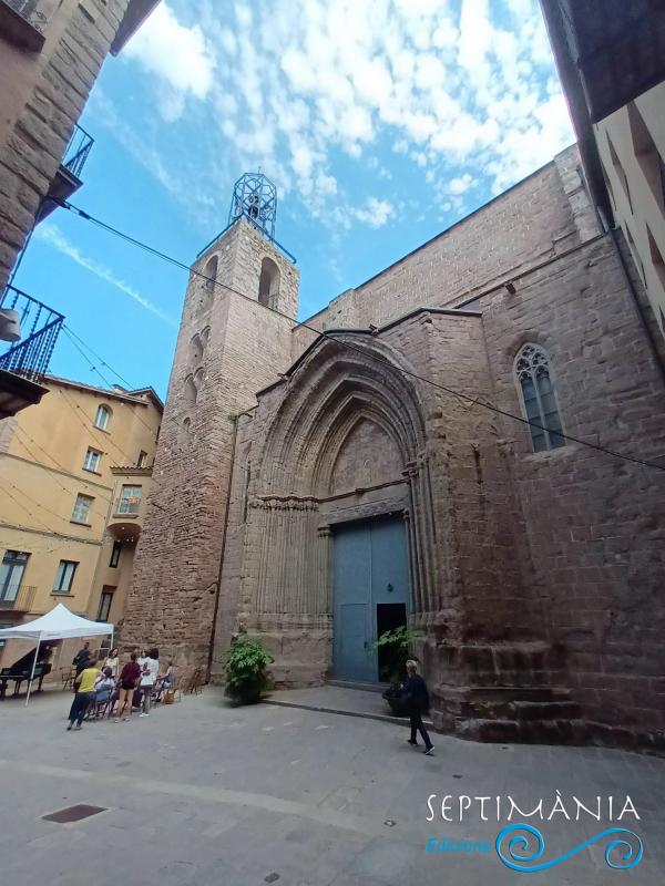 27.7.2024 Façana d'accés de l'església de Sant Miquel des del carrer Mercat.   Cardona. -  J. Bibià