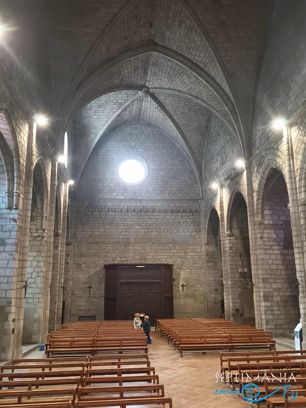 27.7.2024 Interior del temple.  Cardona. -  J. Bibià