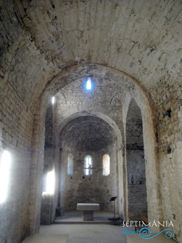 23.12.2024 Vista interior de la part de l'àbsida principal i l'altar.  Sant Pere de Graudescales. -  J. Bibià